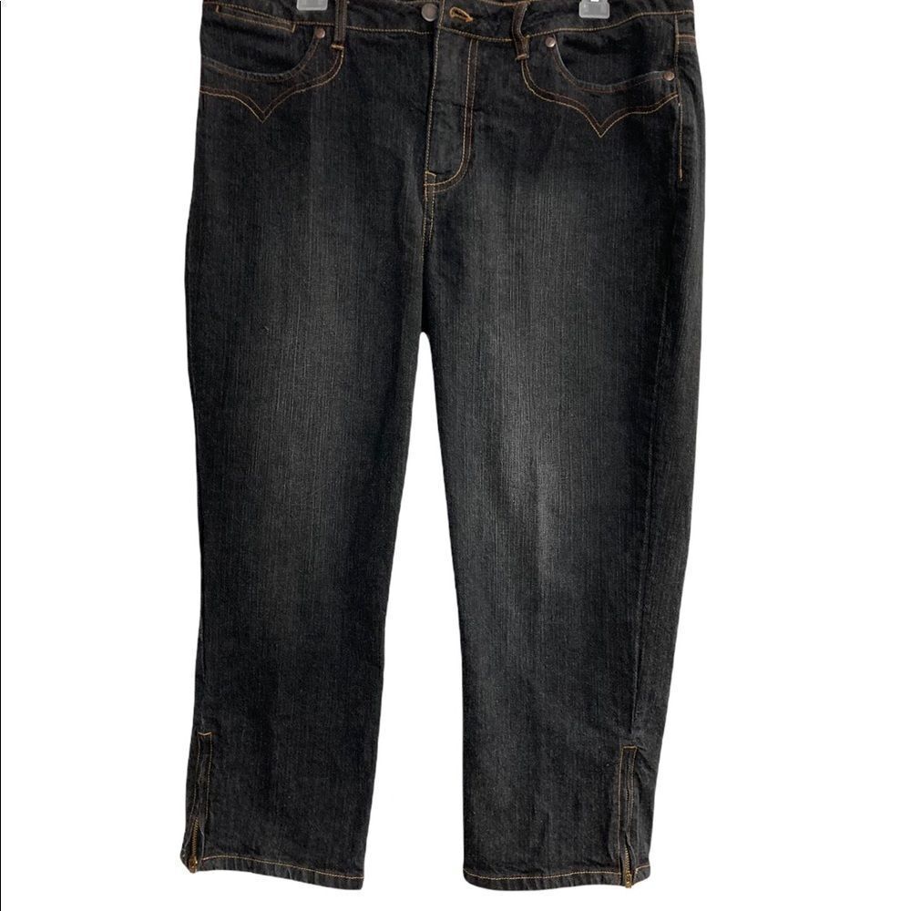 MOMENTO, Women’s Capri Jeans, Size 14, dark Wash,Inseam‎ 23.5”, zipper on ankles